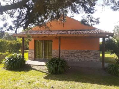 Casa en alquiler en Chapadmalal. 4 ambientes, 2 baños y capacidad de 5 a 7 personas. 