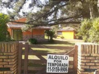 Casa en alquiler en Chapadmalal. 4 ambientes, 2 baños y capacidad de 5 a 7 personas. 