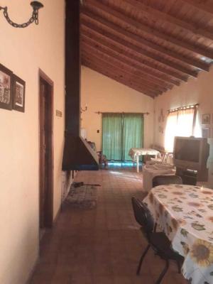 Casa en alquiler en Chapadmalal. 4 ambientes, 2 baños y capacidad de 5 a 7 personas. 