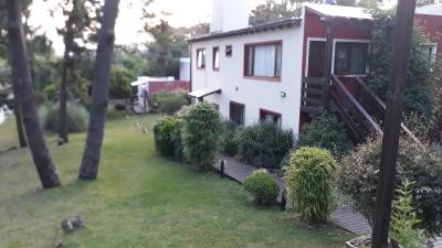 Complejo de Casas en alquiler en Mar Azul. 3 ambientes, 2 baños y capacidad de 4 a 6 personas. 