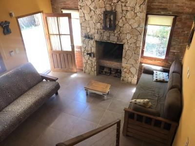 Casa en alquiler en Mar Azul. 4 ambientes, 2 baños y capacidad de 4 a 8 personas. 