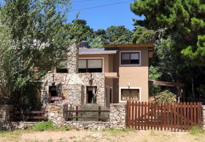 Casa en alquiler en Mar Azul. 4 ambientes, 2 baños y capacidad de 4 a 8 personas. 