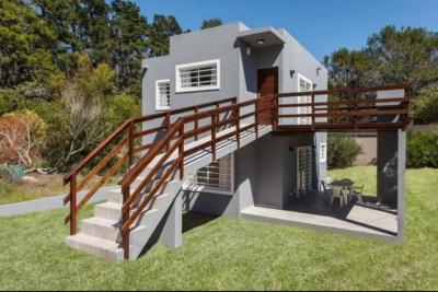 Casa en alquiler en Mar Azul. 3 ambientes, 1 baño y capacidad de 3 a 5 personas. 