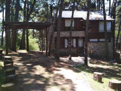 Casa en alquiler en Mar Azul. 3 ambientes, 2 baños y capacidad de 4 a 6 personas. 