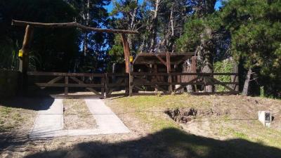 Casa en alquiler en Mar Azul. 3 ambientes, 2 baños y capacidad de 4 a 6 personas. 