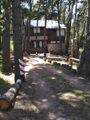 Casa en alquiler en Mar Azul. 3 ambientes, 2 baños y capacidad de 4 a 6 personas. 