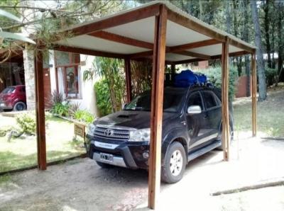 Casa en alquiler en Mar de las Pampas. 3 ambientes, 2 baños y capacidad de 3 a 5 personas. 