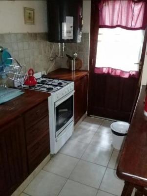 Casa en alquiler en Mar de las Pampas. 3 ambientes, 2 baños y capacidad de 3 a 5 personas. 