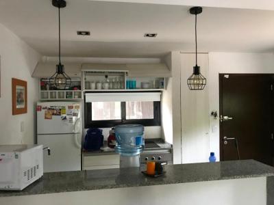 Departamento en alquiler en Mar de las Pampas. 3 ambientes, 2 baños y capacidad de 3 a 5 personas. 