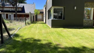 Complejo de Cabañas en alquiler en Monte Hermoso. 3 ambientes, 1 baño y capacidad de 4 a 6 personas. A 250 m de la playa