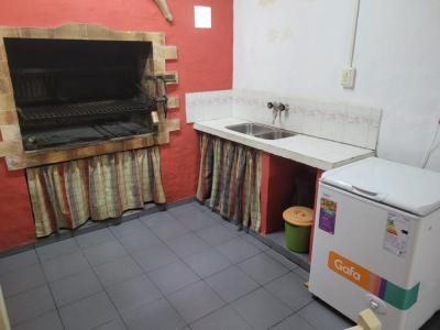 Casa en alquiler en Monte Hermoso. 7 ambientes, 2 baños y capacidad de 8 a 12 personas. 