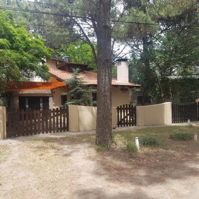 Casa en alquiler en Monte Hermoso. 7 ambientes, 2 baños y capacidad de 8 a 12 personas. 