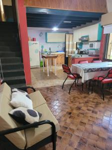 Casa en alquiler en Monte Hermoso. 7 ambientes, 2 baños y capacidad de 8 a 12 personas. 