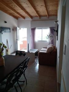 Casa en alquiler en Monte Hermoso. 3 ambientes, 1 baño y capacidad de 2 a 4 personas. A 50 m de la playa