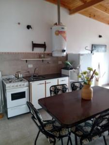 Casa en alquiler en Monte Hermoso. 3 ambientes, 1 baño y capacidad de 2 a 4 personas. A 50 m de la playa