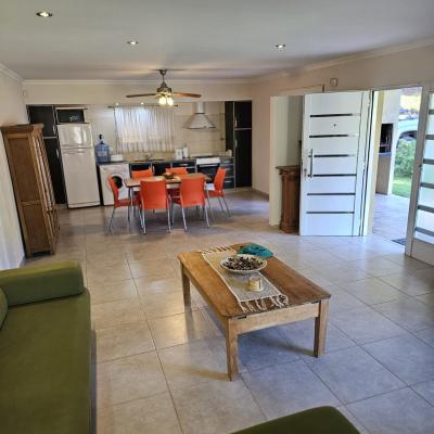 Casa en alquiler en Monte Hermoso. 3 ambientes, 2 baños y capacidad de 4 a 5 personas. A 400 m de la playa