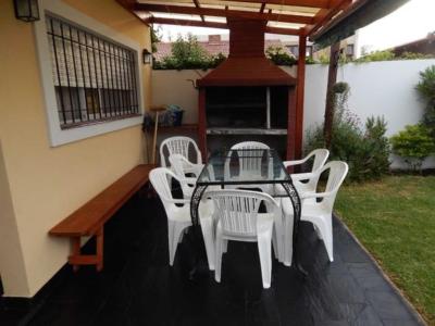 Chalet en alquiler en Miramar. 5 ambientes, 2 baños y capacidad de 6 a 8 personas. A 450 m de la playa