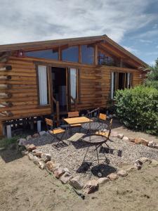 Casa en alquiler en Monte Hermoso. 2 ambientes, 1 baño y capacidad de 3 a 5 personas. A 300 m de la playa