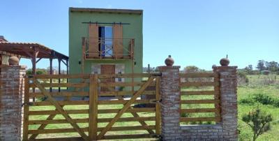 Cabaña en alquiler en Miramar. 2 ambientes, 1 baño y capacidad de 2 a 4 personas. 