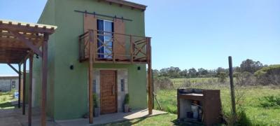 Cabaña en alquiler en Miramar. 2 ambientes, 1 baño y capacidad de 2 a 4 personas. 