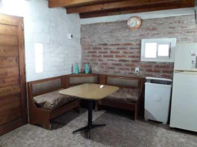 Cabaña en alquiler en Miramar. 2 ambientes, 1 baño y capacidad de 2 a 4 personas. 