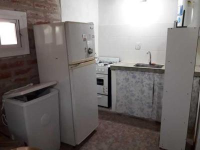 Cabaña en alquiler en Miramar. 2 ambientes, 1 baño y capacidad de 2 a 4 personas. 