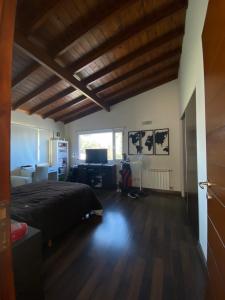 Casa en alquiler en Miramar. 4 ambientes, 2 baños y capacidad de 4 a 6 personas. 