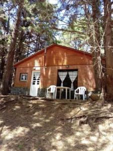 Cabaña en alquiler en Mar Azul. 3 ambientes, 1 baño y capacidad de 3 a 5 personas. 