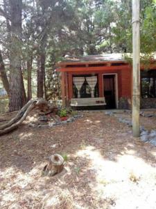 Cabaña en alquiler en Mar Azul. 3 ambientes, 1 baño y capacidad de 3 a 5 personas. 