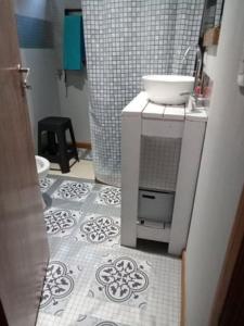 Cabaña en alquiler en Mar Azul. 2 ambientes, 1 baño y capacidad de 1 a 2 personas. 