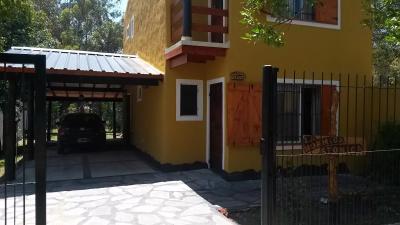 Chalet en alquiler en Miramar. 3 ambientes, 2 baños y capacidad de 3 a 6 personas. 