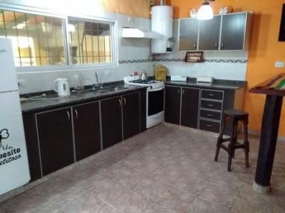 Chalet en alquiler en Miramar. 3 ambientes, 2 baños y capacidad de 3 a 6 personas. 