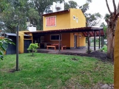 Chalet en alquiler en Miramar. 3 ambientes, 2 baños y capacidad de 3 a 6 personas. 